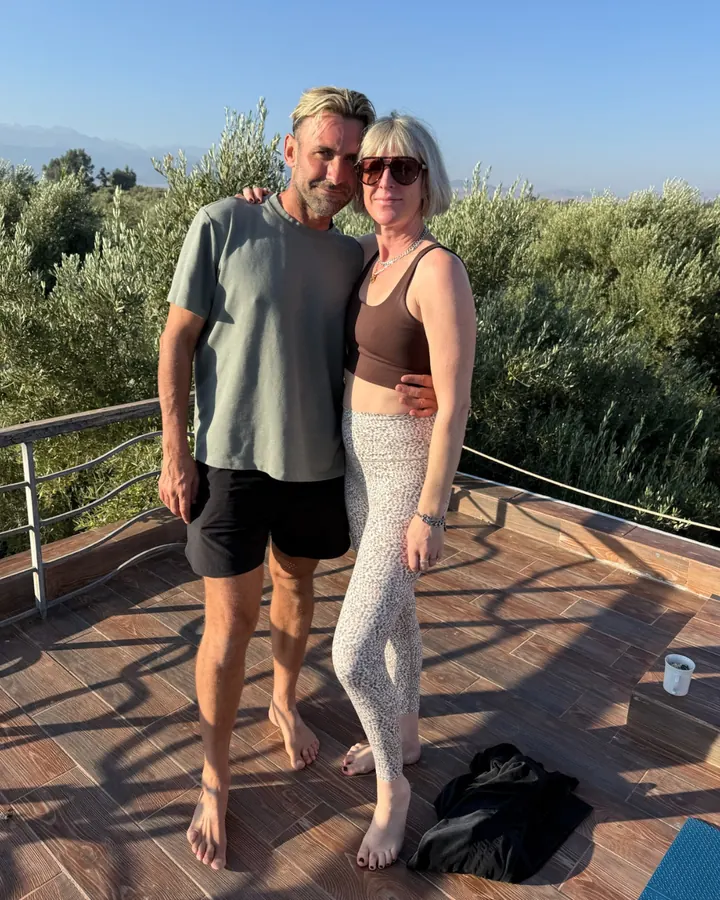 Two guests on the roof terrace in the evening sun